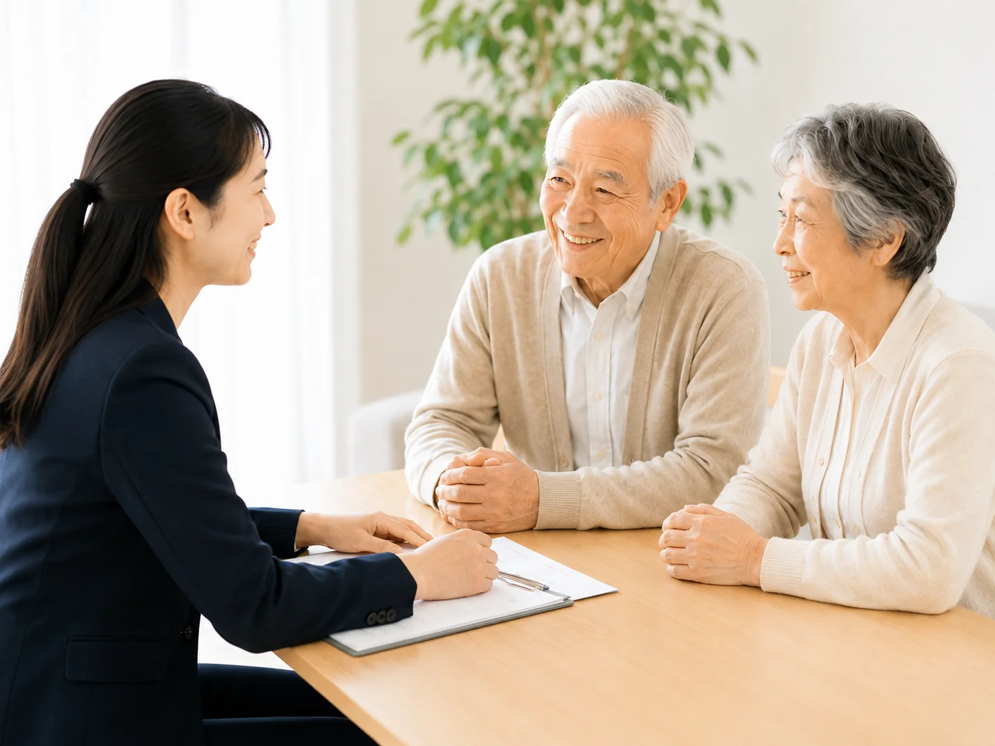 相談員が高齢のご夫婦の話をテーブルで聞いている様子